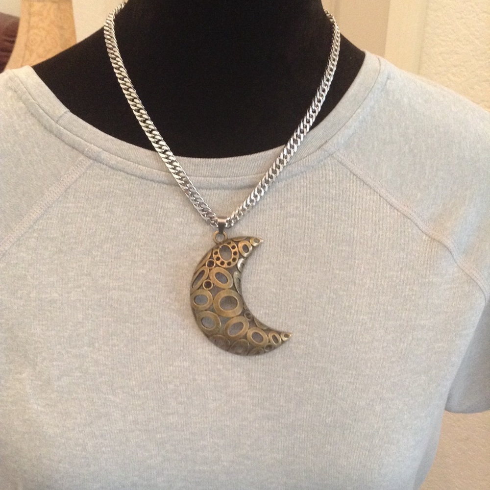 🆕Crescent Moon Pendant - Picture 2 of 3